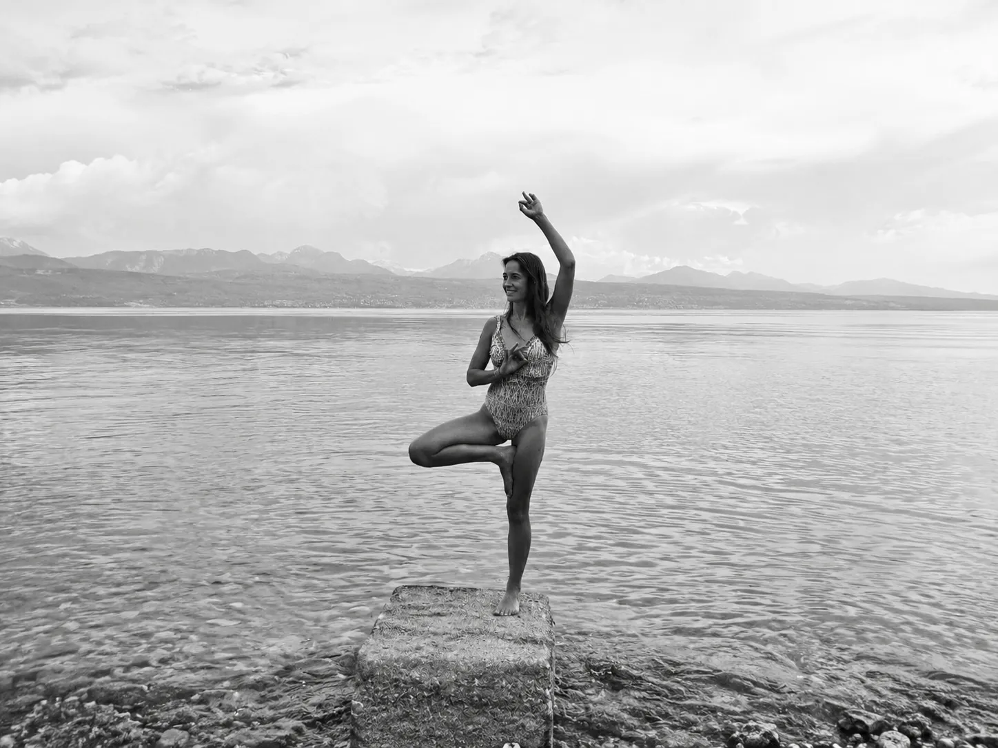 Vignette du projet — femme en posture de l'arbre au bord d'un lac de montagne, photo noir et blanc éditoriale.