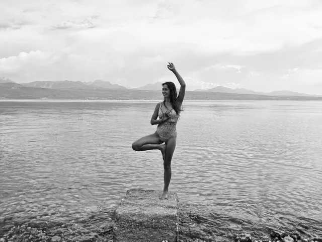 Vignette du projet : femme en posture de l'arbre au bord d'un lac de montagne, photo noir et blanc éditoriale.